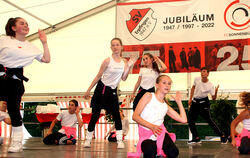  Die Hip-Hop-Gruppen des SV Erpfingen sorgten mit schmissigen Tänzen für Kurzweil.  FOTOS: LEIPPERT