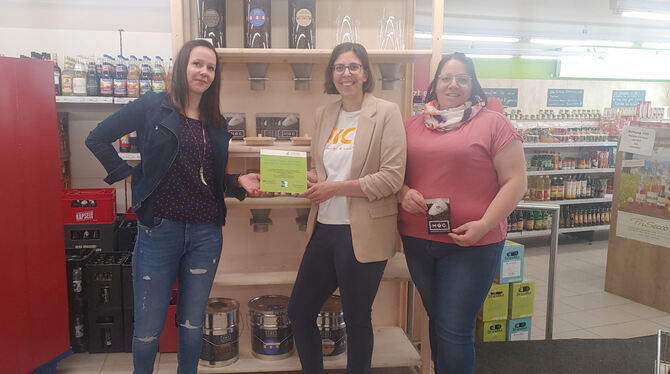 Carina Gleß (Mitte) und Corinna Kroh (rechts) nehmen für die Einrichtung des Verkaufsbereichs Verpackungslos im Dorfladen die Re