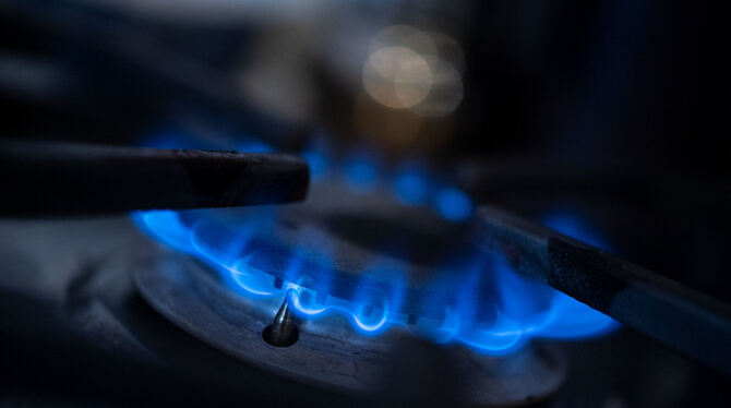 Eine Gasflamme brennt auf einem Küchenherd. Gedrosselte russische Gaslieferungen durch die Pipeline Nord Stream I können zu noch