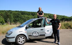 Dominika Ledwig und Andreas Kahnt haben sich den 22 Jahre alten Renault Scénic zu einem Camper umgebaut. 7 500 Kilometer haben s