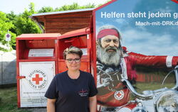 Bianca Hoffmann steht neben einem mit einem großen Foto beklebten Altkleidercontainer der DRK-Ortsgruppe in Wannweil.  FOTO: KLE
