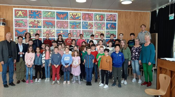 Drittklässler der Jos-Weiß-Schule – hier zusammen mit Lehrern und einem Vertreter des Lions-Clubs – üben unter der Projektleitun