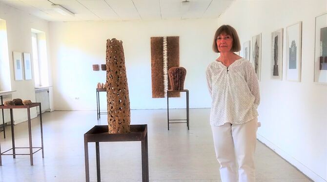 Gisela Rohnke stellt im Atelier 32 auf der Haid Bilder und Objekte aus.