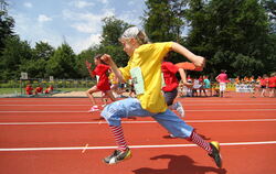Pipi Langstrumpf beim 50-Meter-Sprint: Der Grundschultag steht bei »Jugend trainiert« für ein farben- frohes, fröhliches Spektak