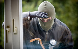 Ein Einbrecher schaut durch ein Fenster in eine Wohnung. Sechs Wohnungseinbrüche verzeichnet die Pfullinger Polizei für 2021. Vo