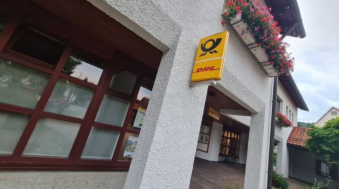 Die Post zieht Ende Oktober aus dem Gomadinger Rathaus aus. Dann ist dort Platz für ein barrierefreies Bürgerbüro.  FOTO: SCHRAD