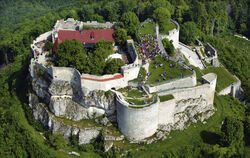 Die Burg Hohenneuffen ist eine der prominentesten unter den rund 200 in den Kreisen Esslingen und Reutlingen. FOTO: GROHE