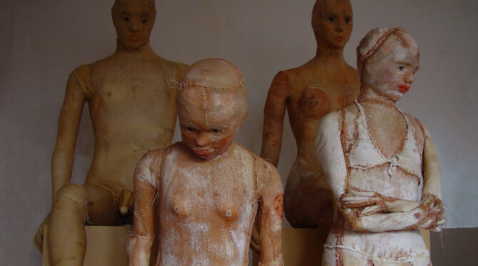 Die Gruppe »Familia« von Simone Zewnik. Die Künstlerin aus Sachsen-Anhalt fertigt ihre Kunstwerke aus konservierter Schweinehaut