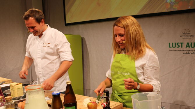 So exakt, dass der Profi staunt: Daniela Harsch mit Simon Tress bei der Vorbereitung.  FOTO: STURM