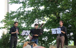 Die fröhliche Bläsermusik vom Trio Tritonus verbreitete Feststimmung. FOTO: RIESNER