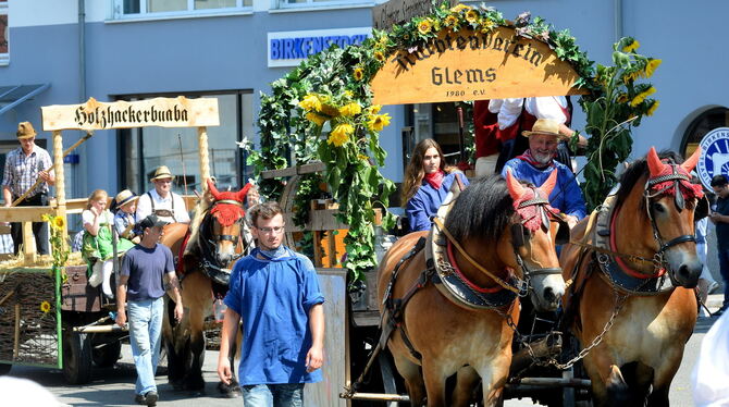 Beim bislang letzten Stadtfest im Jahr 2018 zog auch der Trachtenverein Glems mit seinen Holzhackerbuaba mit.  ARCHIVFOTO: NIETH