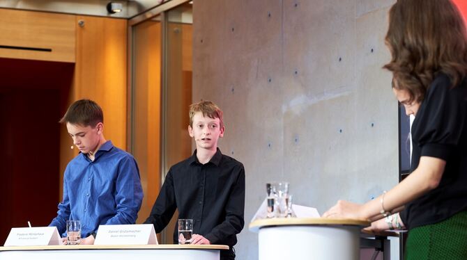 Daniel Grützmacher (rechts) aus Kusterdingen wurde von einer fachkundigen Jury zum Bundessieger bei »Jugend debattiert« gekürt.