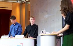 Daniel Grützmacher (rechts) aus Kusterdingen wurde von einer fachkundigen Jury zum Bundessieger bei »Jugend debattiert« gekürt. 