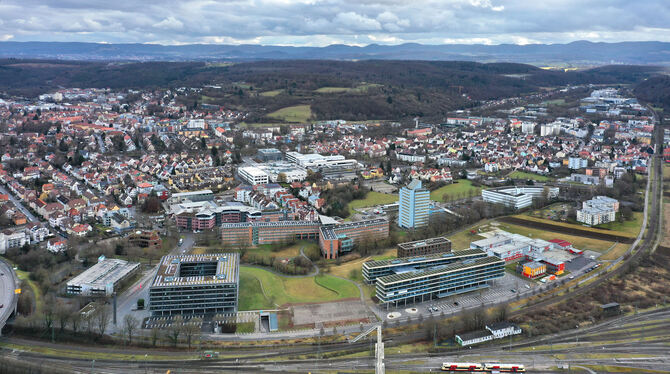 Tübingen Mühlbachäcker mit Regierungspräsidium, Landratsamt und Kreissparkassen-Carré.  LUFTBILD: MANFRED GROHE
