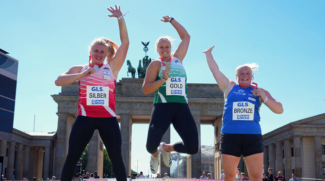 Die drei Medaillengewinnerinnen im Kugelstoßen: (von links) die früher für die TuS Metzingen startende Bempflingerin Katharina M