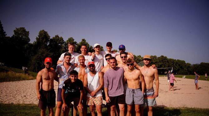 Die Siegerteams des Beachvolleyball-Turniers.  FOTO: PRIVAT