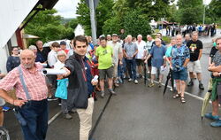 Rund 100 Bürger hat es am Mittwochabend zum Trassenspaziergang an die Dorfschule in Ohmenhausen gezogen.  FOTO: LEIPOLD