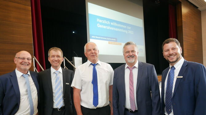 Die Vorstandsmitglieder Gerhard Stooß (von links) und Ralf Baumann mit den wiedergewählten Aufsichtsratsmitgliedern Peter Bily u