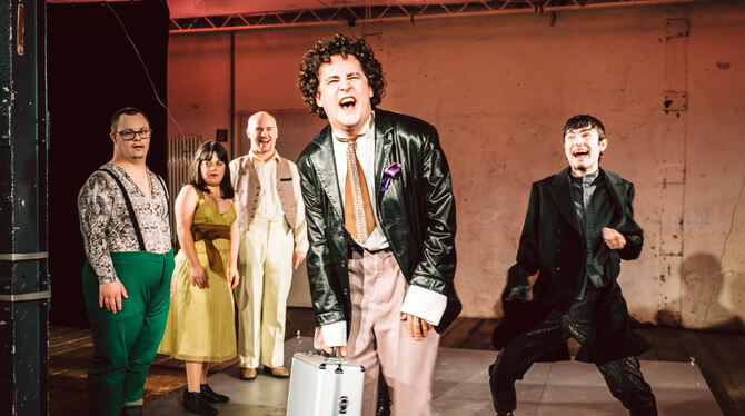 »Der Drache« ist ein Märchen mit doppeltem Boden.  FOTO: WEILAND/RAMBAZAMBA