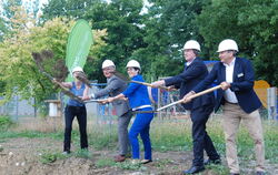 Hoch die Erde: Vertreter der Stadt Metzingen, der GWG Reutlingen und der evangelischen Kirche stechen die ersten Spaten für die