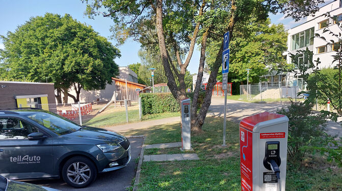 Wäre hier ein günstiger Stellplatz? Neben der E-Tankstelle bei der Graf-Eberhard-Schule wird als möglicher Ort genannt.  FOTO: K