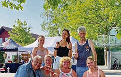 Die Freude war nicht ungetrübt. Die Faths und Unterstützer beim Rosenmarkt.Von links oben stehend: Jacqueline Stange(Auszubilden