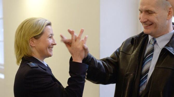 Claudia Pechstein freut sich in München mit ihrem Trainer und Lebensgefährten Matthias Große über das Urteil. Foto: Andreas G Claudia Pechstein freut sich in München mit ihrem Trainer und Lebensgefährten Matthias Große über das Urteil. Foto: Andreas G