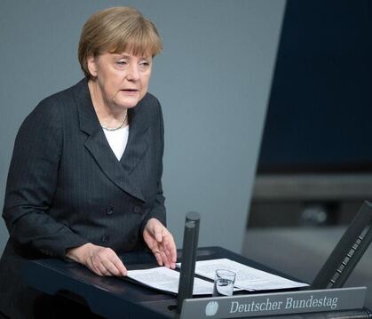 Kanzlerin Merkel im Bundestag: «Jede Ausgrenzung von Muslimen in Deutschland, jeder Generalverdacht verbietet sich». Foto: Ma