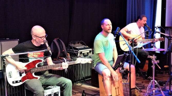 Die Band Madaus ist seit elf Jahren zusammen und spielte im Kulturforum eigene und gecoverte Songs.  FOTO: BÖHM