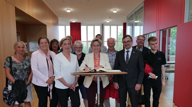 Gomaringens Bürgermeister Steffen Heß (vorne, rechts) empfängt Wirtschaftsministerin Nicole Hoffmeister-Kraut (Mitte) im neuen R