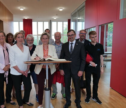 Gomaringens Bürgermeister Steffen Heß (vorne, rechts) empfängt Wirtschaftsministerin Nicole Hoffmeister-Kraut (Mitte) im neuen R