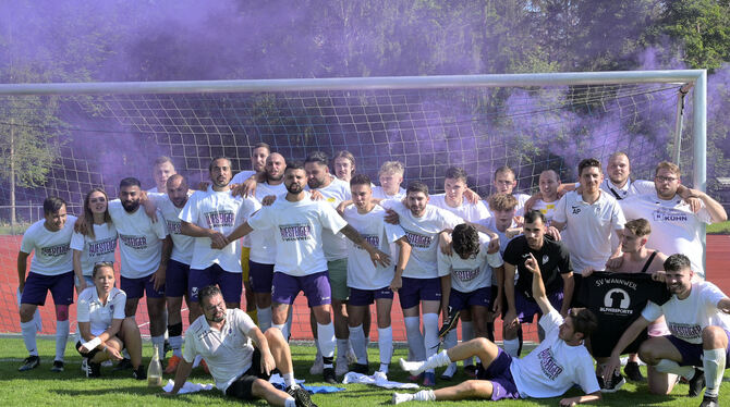 Der SV Wannweil gewinnt die Relegation im Elfmeterschiessen und steigt in die Kreisliga A auf. FOTO: BAUR Der SV Wannweil gewinnt die Relegation im Elfmeterschiessen und steigt in die Kreisliga A auf. FOTO: BAUR