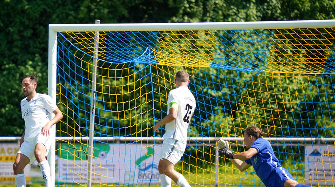 Spielertrainer Yasin Yilmaz, Kapitän Matthias Kunst und Torwart Sascha Kabs (von links) können das 0:1 nicht verhindern. FOTO: Spielertrainer Yasin Yilmaz, Kapitän Matthias Kunst und Torwart Sascha Kabs (von links) können das 0:1 nicht verhindern. FOTO: