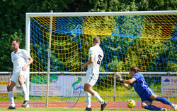 Spielertrainer Yasin Yilmaz, Kapitän Matthias Kunst und Torwart Sascha Kabs (von links) können das 0:1 nicht verhindern.  FOTO: