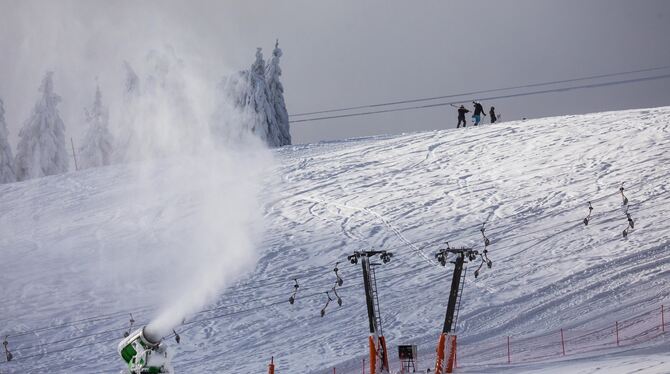 Der Feldberg mit der Feldbergbahn ist nur eines der beliebtesten Winterziele in der Region Hochschwarzwald.  FOTO: DPA