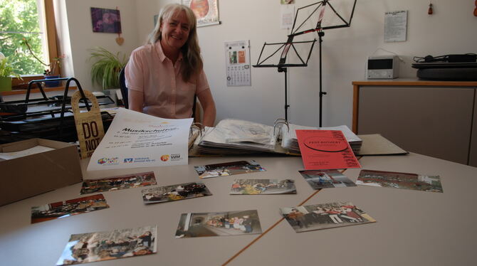 Bad Urachs erste und bisher einzige Musikschulleiterin Ute Homann im 50. Bestehensjahr der Einrichtung. Vor ihr Fotos aus dem Mu