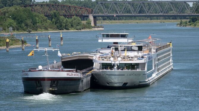 Kreuzfahrtschiff wird abgeschleppt Kreuzfahrtschiff wird abgeschleppt