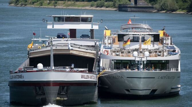 Kreuzfahrtschiff wird auf Rhein abgeschleppt