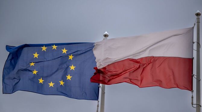 Fahnen von Polen und EU