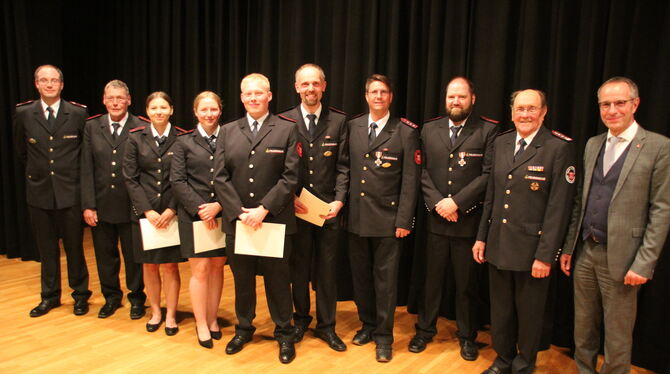 Geehrte und Beförderte der Feuerwehr Kirchentellinsfurt (von links): Kommandant Patrick Schuparra, Peter Rösch (40 Jahre Mitglie