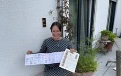 Wieder zurück in Pfullingen und bereit für das was kommt: Julia Leuschner mit Pilgerpass und Urkunde von ihrer Wanderung auf dem
