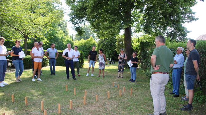 Gemeinderäte und Mitarbeiter der Verwaltung beim künftigen Baumgrabfeld auf dem Friedhof. Die Holzklötze symbolisieren die Stell