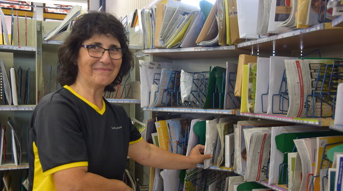 Seit 39 Jahren arbeitet Giuseppina Steinmüller bei der Post. Martin Rosemann (SPD) griff an einem Tag zu den Paketen. FOTOS: WAL