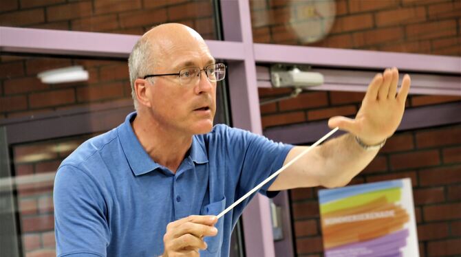 Robert Wieland dirigiert das Reutlinger Kammerorchester (RKO)