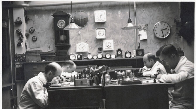 Ein Blick in die Uhrmacher-Meisterwerkstatt von Juwelier Depperich Mitte der Dreißigerjahre.