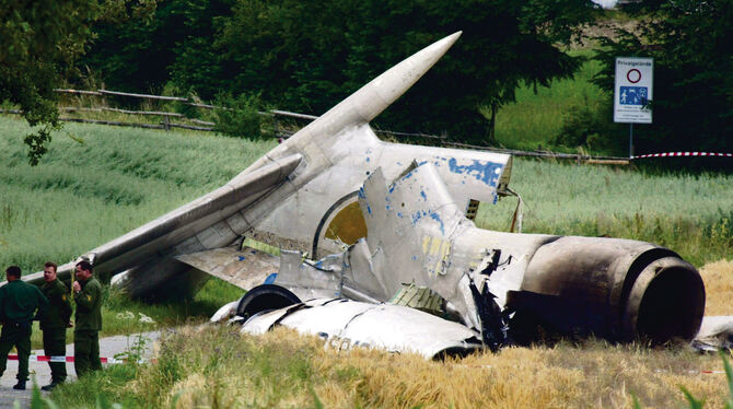 Das Heck des abgestürzten russischen Flugzeugs liegt in einem Kornfeld.