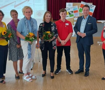 Kultus-Staatssekretärin Sandra Boser (Fünfte von links) besucht die Brühlschule und informiert sich darüber, wie Berufsorientier