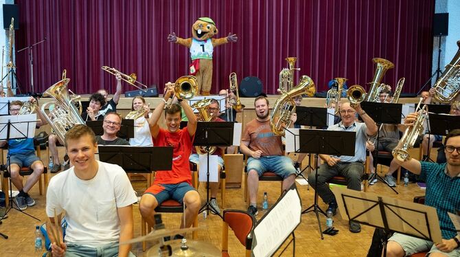 Hoch die Instrumente. Der Posaunenchor Dettingen wird 125 Jahre alt.  FOTO: VEREIN