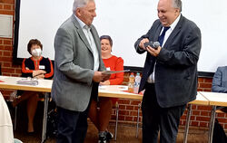  Helmut Bösch (links) wird von Dekan Michael Karwounopoulos mit der Brenz-Medaille geehrt.  FOTO: KIRCHE 