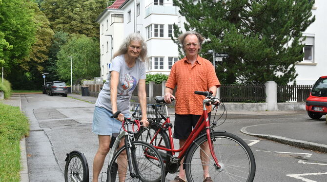 Gudrun Mehlo und Joachim Gohr-Mehlo sind passionierte Radfahrer. Sie hat sich zu-sätzlich einen Roller zugelegt. FOTO: MEYER